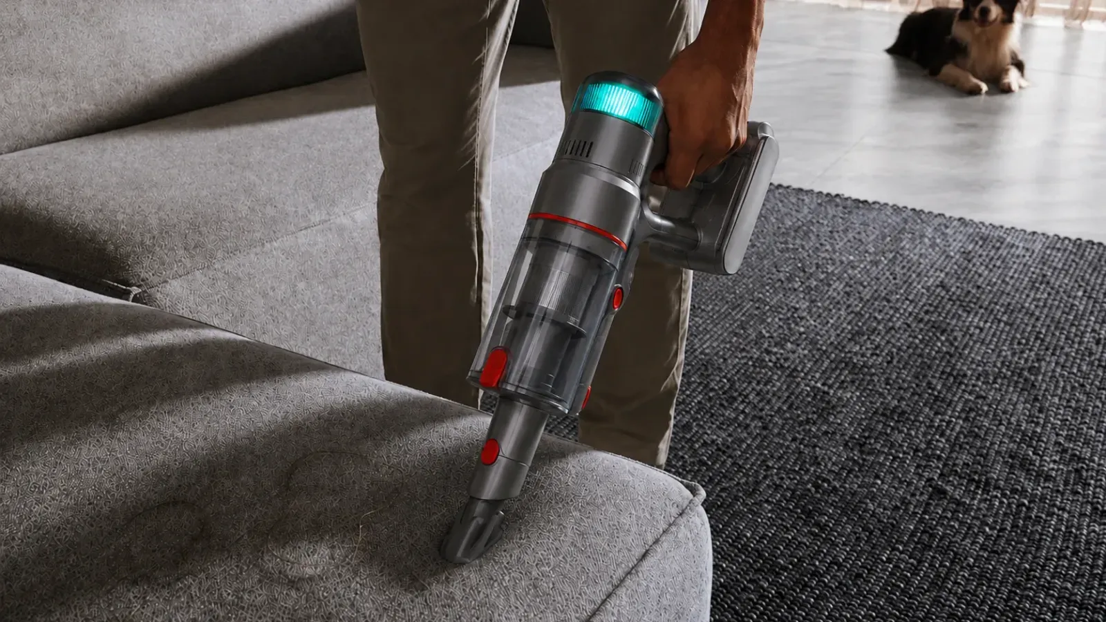 Nexam V1 Pro usado como aspiradora de mano en un sofá